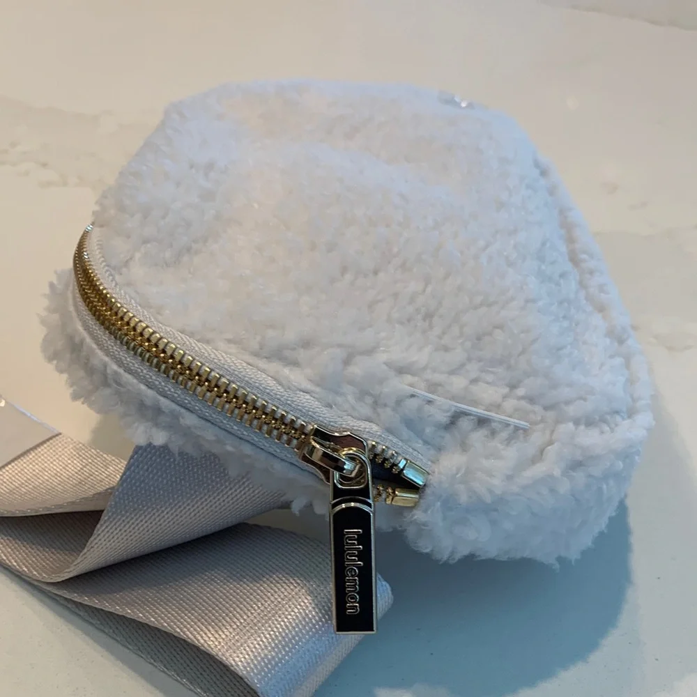 NWT LuLuLemon Everywhere Belt Bag Creme Fleece in Creme color - Picture 7 of 9